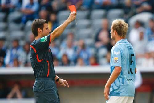 Schiedsrichter Frank Willenborg zeigt Stefan Aigner die Rote Karte.
