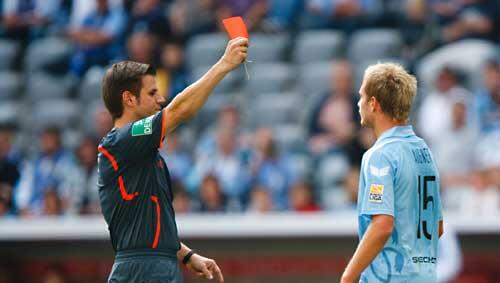 Schiedsrichter Frank Willenborg zeigt Stefan Aigner die Rote Karte. Schiedsrichter Frank Willenborg zeigt Stefan Aigner die Rote Karte.