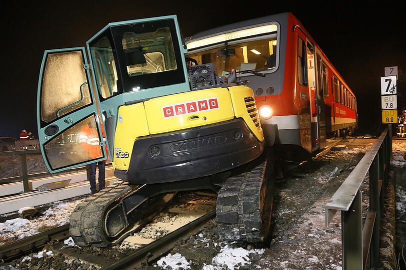 Bei Altötting hat ein Zug einen Bagger gerammt. Die Bilder vom Unfallort.