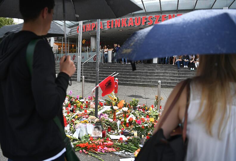 Anteilnahme vor dem OEZ: Am Montag nach der Schießerei trauern Münchner vor dem Einkaufszentrum und gedenken mit Bildern, Blumen und Schildern.