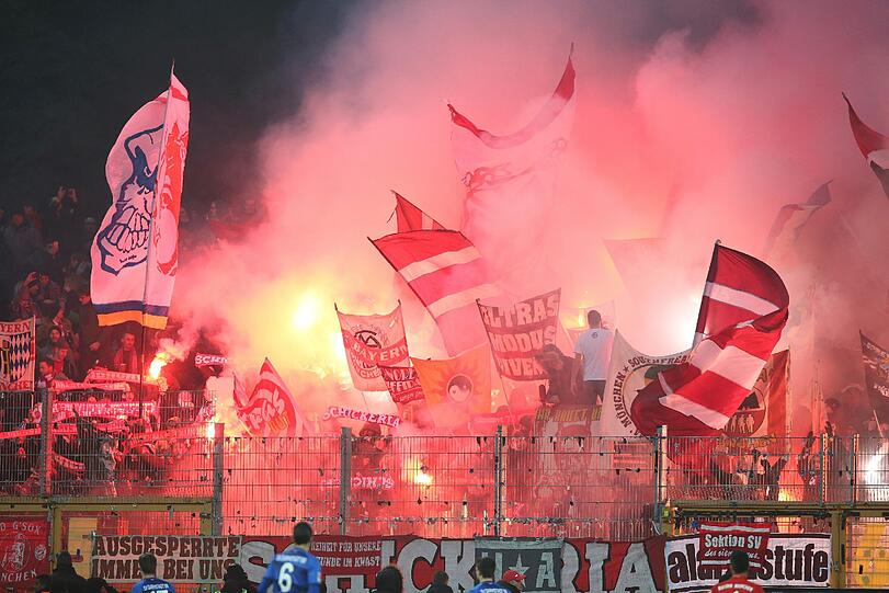 Wenig später zündeten die Fans Pyrotechnik en masse.