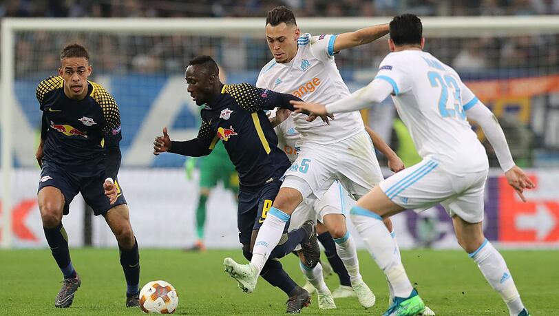 Naby Deco Keita von RB Leipzig (2.v.l) und Lucas Ocampos (2.v.r) von Olympique Marseille. Naby Deco Keita von RB Leipzig (2.v.l) und Lucas Ocampos (2.v.r) von Olympique Marseille.