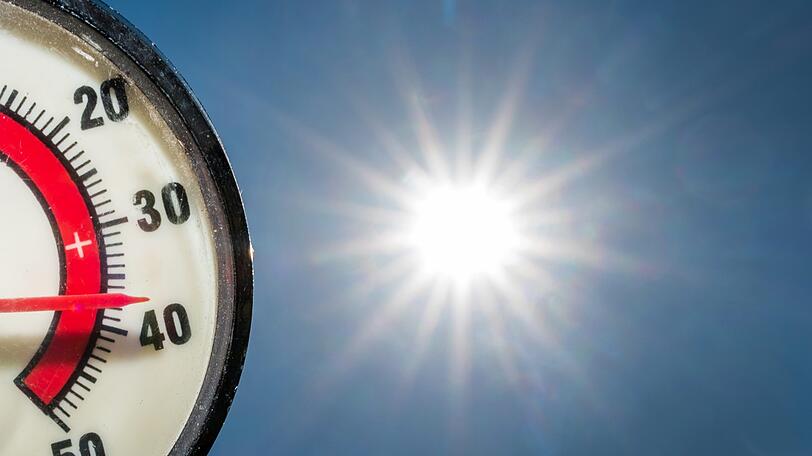 Brandenburg, Sieversdorf: Im Gegenlicht der Nachmittagssonne zeigt ein Thermometer 37 Grad Celsius an. Die Zahl der Sommertage hat in vielen Orten Nordrhein-Westfalens Rekordwerte erreicht.