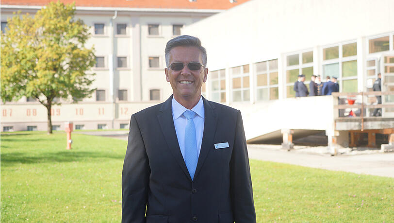 Michael Stumpf (58) begrüßt die Gäste. Er leitet die JVA seit zehn Jahren. Michael Stumpf (58) begrüßt die Gäste. Er leitet die JVA seit zehn Jahren.