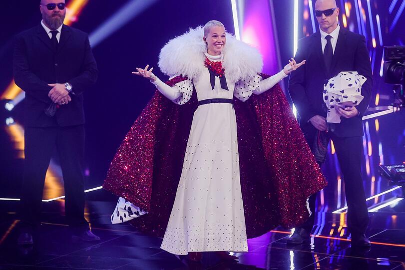 Stefanie Heinzmann, Sängerin, steht als enttarnte Figur "Der Dalmatiner" in der Prosieben-Show "The Masked Singer" auf der Bühne.