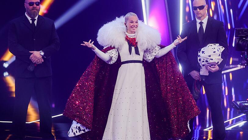 Stefanie Heinzmann, Sängerin, steht als enttarnte Figur "Der Dalmatiner" in der Prosieben-Show "The Masked Singer" auf der Bühne. Stefanie Heinzmann, Sängerin, steht als enttarnte Figur "Der Dalmatiner" in der Prosieben-Show "The Masked Singer" auf der Bühne.