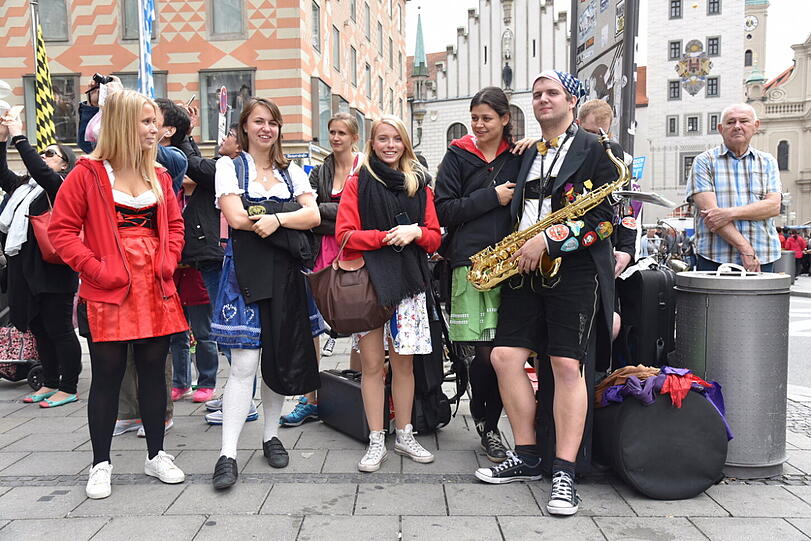 In der Münchner Innenstadt lieferten schwedische Studenten am Freitag ein Mordsspektakel! Die Bilder!