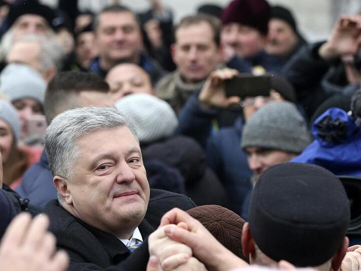Präsident Petro Poroschenko begrüßt Teilnehmer der Versammlung in Kiew.