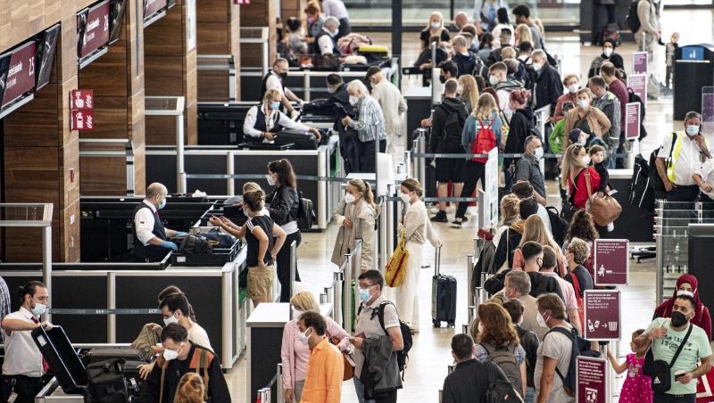Reisende stehen am Flughafen am Security Check. Deutschland lockert die wegen der Verbreitung besonders ansteckender Corona-Varianten verhängten Einreisebeschränkungen unter anderem für Portugal und Großbritannien.