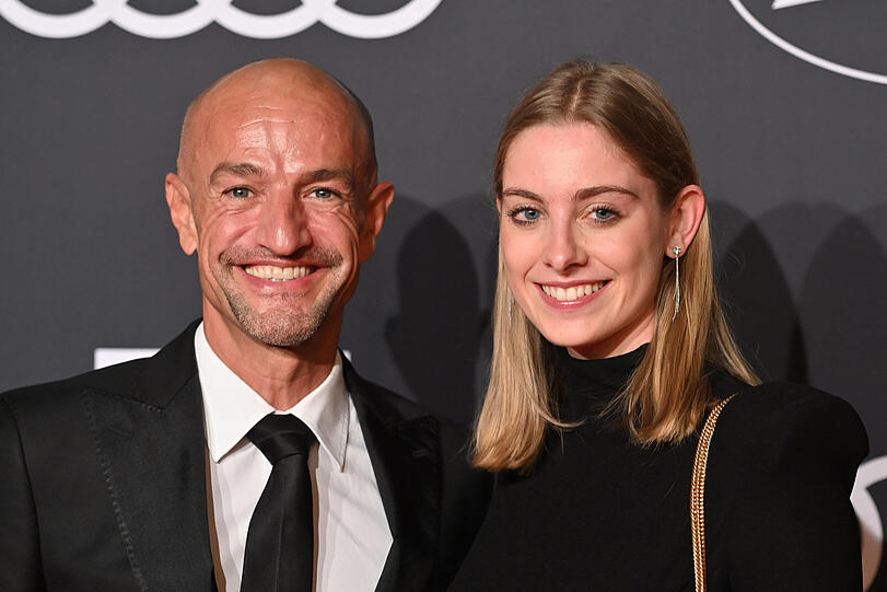 Peyman Amin mit Sandra Alessa beim Audi Generation Award 2021 in der Münchner Allianz Arena.
