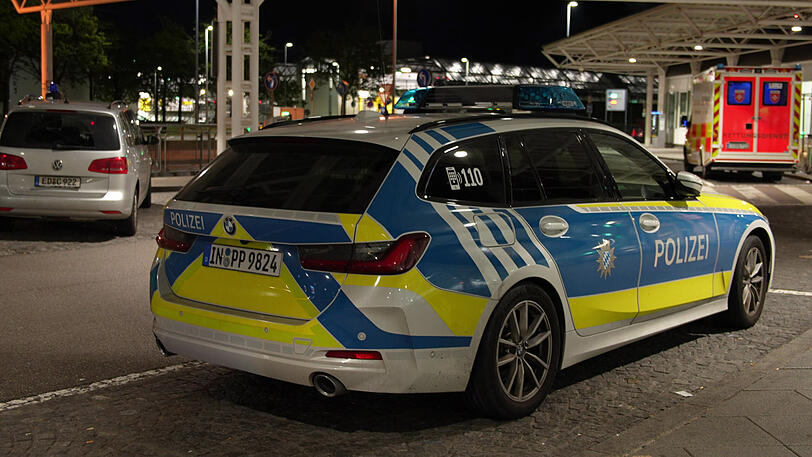 Ein Fahrzeug der Polizei steht Anfang Oktober nach Drohnensichtungen am Flughafen München. Ein Fahrzeug der Polizei steht Anfang Oktober nach Drohnensichtungen am Flughafen München.