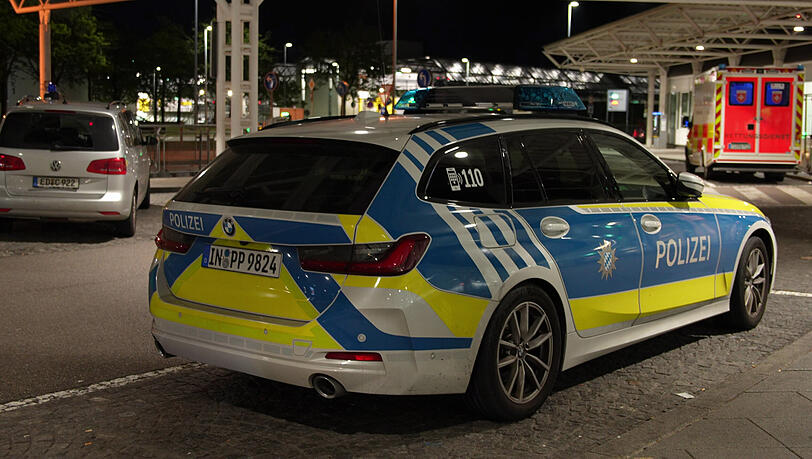 Ein Fahrzeug der Polizei steht Anfang Oktober nach Drohnensichtungen am Flughafen München. Ein Fahrzeug der Polizei steht Anfang Oktober nach Drohnensichtungen am Flughafen München.