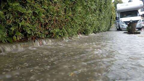 In mehreren Regionen Deutschland wurden bei Starkregen Stra&szlig;en &uuml;berflutet.