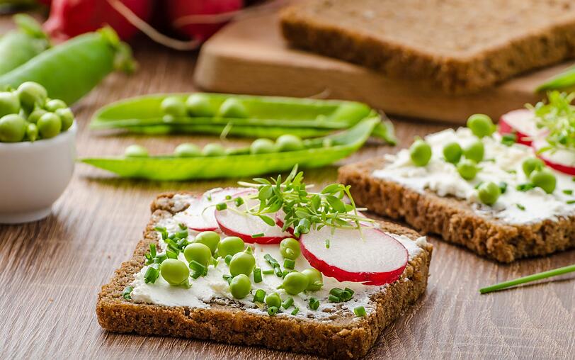 Aber welche Lebensmittel machen denn nun nachhaltig satt und liefern uns gleichzeitig wertvolle Nährstoffe? Bevorzugen Sie ballaststoffreiche Lebensmittel wie Hülsenfrüchte und Gemüse sowie Vollkornprodukte. Am besten stillt eiweißreiches Essen Ihren Hunger, zum Beispiel mageres Fleisch, Fisch, fettarme Milchprodukte und Eier. Aber welche Lebensmittel machen denn nun nachhaltig satt und liefern uns gleichzeitig wertvolle Nährstoffe? Bevorzugen Sie ballaststoffreiche Lebensmittel wie Hülsenfrüchte und Gemüse sowie Vollkornprodukte. Am besten stillt eiweißreiches Essen Ihren Hunger, zum Beispiel mageres Fleisch, Fisch, fettarme Milchprodukte und Eier.