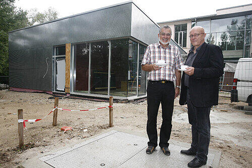 Hoch die Kaffeetassen: Roths Bürgermeister Richard Erdmann (li.), Architekt Klaus Molenaar vor der neuen Kulturfabrik-Bar.
