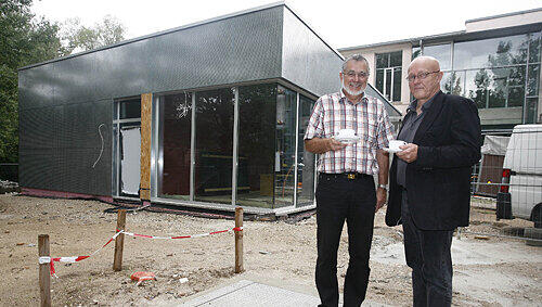 Hoch die Kaffeetassen: Roths Bürgermeister Richard Erdmann (li.), Architekt Klaus Molenaar vor der neuen Kulturfabrik-Bar. Hoch die Kaffeetassen: Roths Bürgermeister Richard Erdmann (li.), Architekt Klaus Molenaar vor der neuen Kulturfabrik-Bar.
