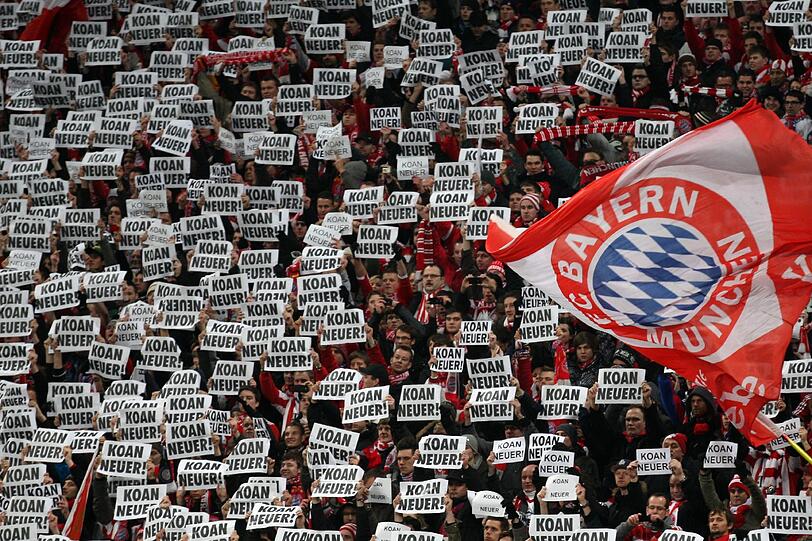 Genau das will der FC Bayern: Mit "Koan Neuer"-Schildern haben die Fans gegen ein Engagement des Nationaltorhüters beim Rekordmeister protestiert. Der Verein ruft jetzt zu Fairness auf.