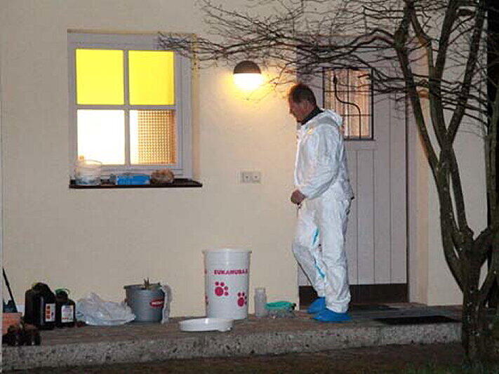 Mord in Traunstein: Eine 55-jährige Frau ist umgebracht worden. Die Bilder vom Tatort und von der Spurensicherung der Polizei