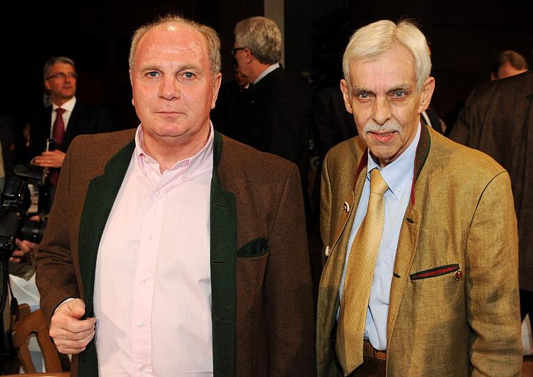 Rot-Blauer Fußball-Gipfel: Bayern-Präsident Uli Hoeneß und Löwen-Boss Dieter Schneider.