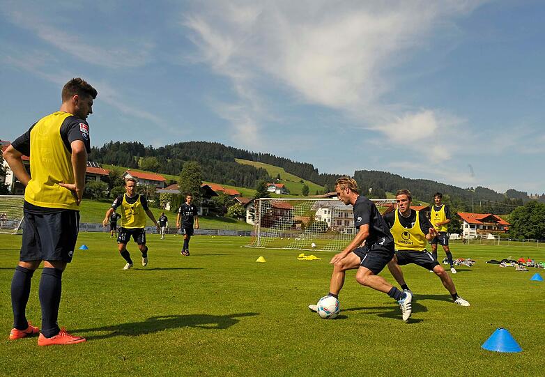 Die Bilder vom ersten Training der Löwen in Oberstaufen.