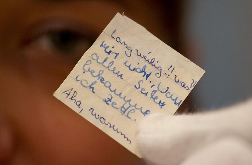 In der Ausstellung "Willst Du mit mir gehen? - Botschaften unter der Schulbank" werden ab dem 31.10. in Frankfurt erstmals rund 150 Schülerbriefchen gezeigt, die von einem Lehrer über Jahre zusammengetragen worden waren.