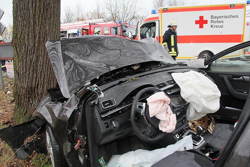 Im Landkreis Altöttingen kam es am Samstagvormittag zu einem schweren Zusammenstoß dreier Fahrzeuge. Die Bilder vom Unfallort.