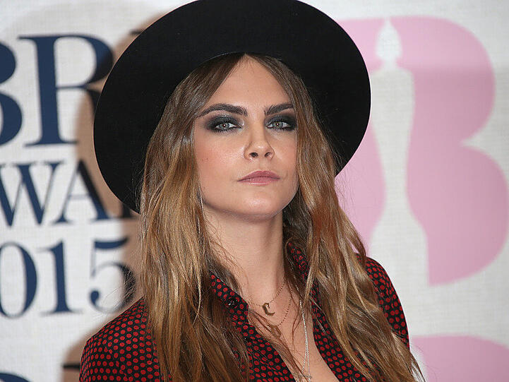 Topmodel Cara Delevingne bei den Brit Awards 2015. Mehr Bilder des Supermodels in der Galerie.