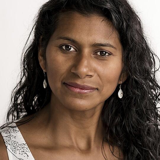 &bdquo;Als ich klein war, in Ecuador, das war auf dem Land, wir hatten keinen Fernseher, nur ein altes Radio, und da haben wir einfach Musik gehört, den ganzen Tag. Beim Essen, hat meine Mutter erzählt, bin ich einfach aufgestanden und habe getanzt, das war der Rhythmus! Salsa, Merengue und Kumbia.
Tanzen macht Power, du spürst deine Kapazitäten, das macht Mut! MUT! Mein Sohn ist sehr mutig und ich sehe das und bekomme ein gutes Gefühl, dass ich es gut mit ihm mache.&ldquo;