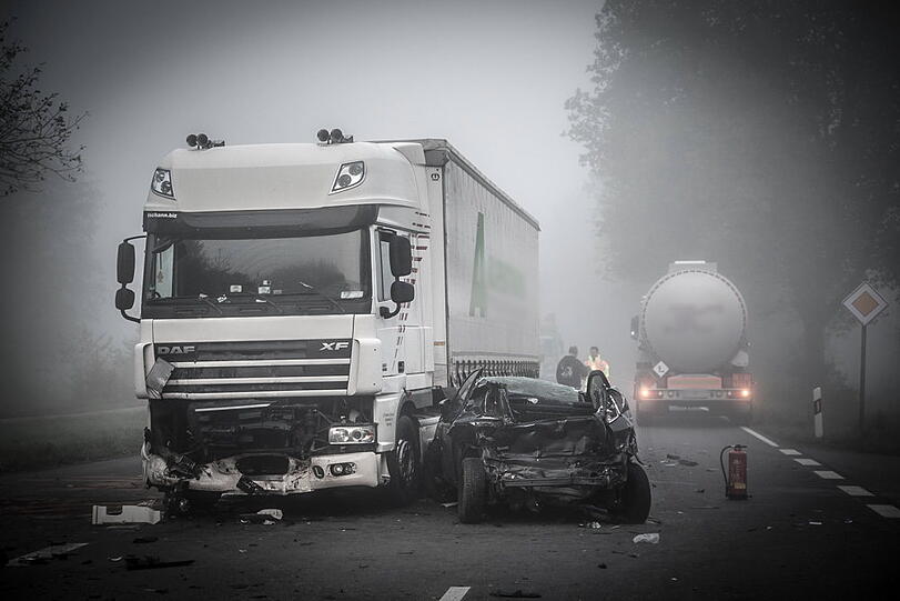 Schwerer Unfall im Morgennebel auf der B20 - die Bilder von der Bergung