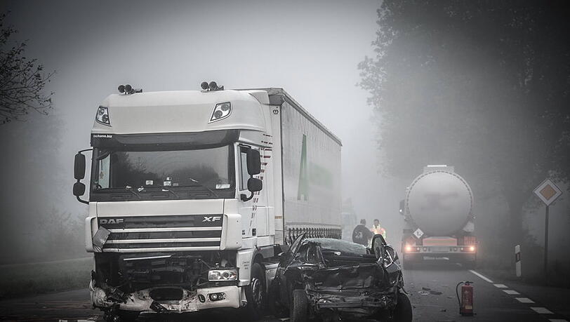 Schwerer Unfall im Morgennebel auf der B20 - die Bilder von der Bergung Schwerer Unfall im Morgennebel auf der B20 - die Bilder von der Bergung