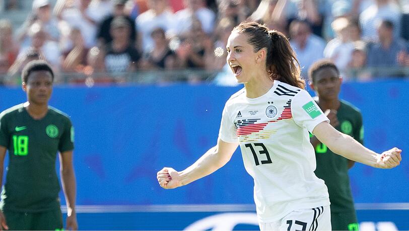 Deutschlands Sara Däbritz jubelt nach einem Tor zum 2:0 durch Elfmeter.