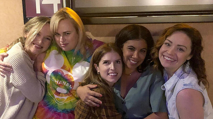 Anna Kendrick (m.): Sie ist mit ihren Darsteller-Kollegen unterwegs