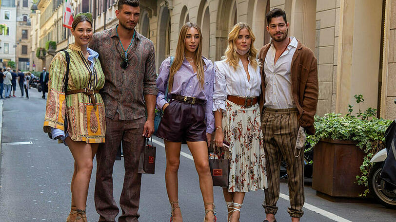 Beatrice Valli, Marco Fantini, Ginevra Mavilla, Valentina Ferragni (2.v.r.) und Luca Vezil nach der Etro Show bei der Milano Digital Fashion Week (v. l.)