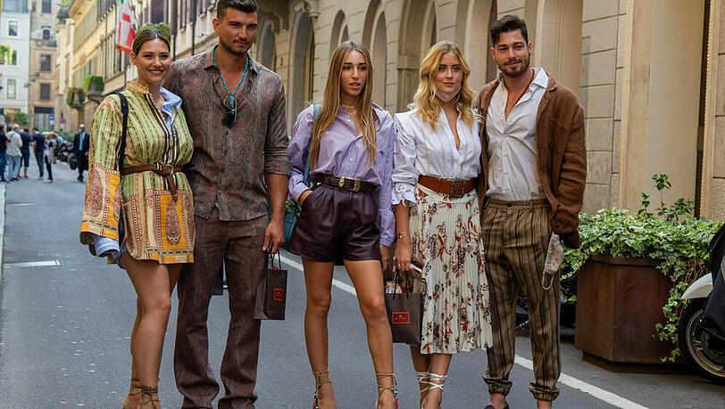 Beatrice Valli, Marco Fantini, Ginevra Mavilla, Valentina Ferragni (2.v.r.) und Luca Vezil nach der Etro Show bei der Milano Digital Fashion Week (v. l.) Beatrice Valli, Marco Fantini, Ginevra Mavilla, Valentina Ferragni (2.v.r.) und Luca Vezil nach der Etro Show bei der Milano Digital Fashion Week (v. l.)