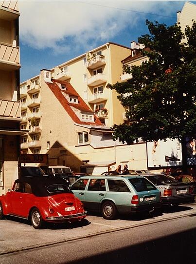 Über Jahrzehnte fast schon ein Wahrzeichen der Augustenstraße: das unfassbar schmale Haus mit dem steilen Dach aus der unmittelbaren Nachkriegszeit.