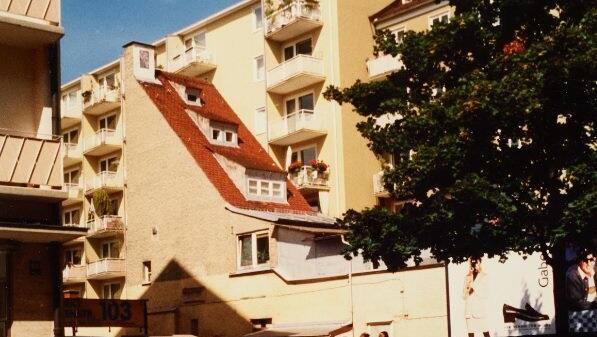 Über Jahrzehnte fast schon ein Wahrzeichen der Augustenstraße: das unfassbar schmale Haus mit dem steilen Dach aus der unmittelbaren Nachkriegszeit.