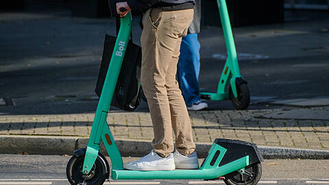 Normalerweise steht man auf einem E-Scooter, der 28-Jährige hatte es sich jedoch sitzend auf einem Bierfass bequem gemacht. (Symbolbild)