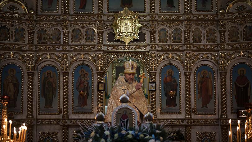 Ein ukrainischer Priester während einer Weihnachtsmesse in einer orthodoxen Kirche in Bobrytsia.