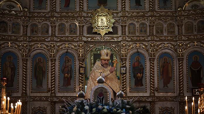 Ein ukrainischer Priester während einer Weihnachtsmesse in einer orthodoxen Kirche in Bobrytsia.