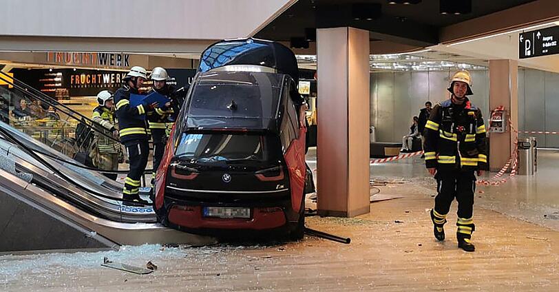 Die Frau durchbrach mit ihrem BMW i3 eine Schranke der ebenerdig gelegenen Parkzone.
