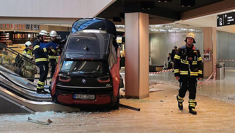 Die Frau durchbrach mit ihrem BMW i3 eine Schranke der ebenerdig gelegenen Parkzone. Die Frau durchbrach mit ihrem BMW i3 eine Schranke der ebenerdig gelegenen Parkzone.