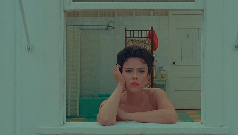 Scarlett Johansson spielt in Wes Andersons "Asteroid City" einen Hollwoodstar auf der Durchreise.