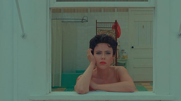 Scarlett Johansson spielt in Wes Andersons "Asteroid City" einen Hollwoodstar auf der Durchreise.