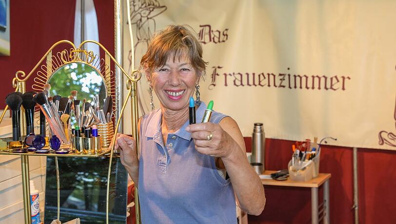Die bunten Lippenstifte von Marianne Kraus verändern erst auf der Haut ihre Farbe und werden von blau zu lila oder von grün zu altrosa.