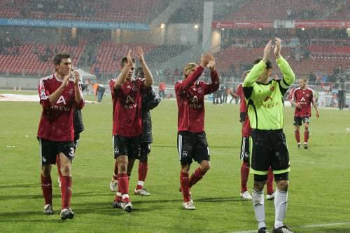 Jung und gut: Stefan Reinartz, Dennis Diekmeier, Marcel Risse bedanken sich bei den Fans für die Unterstützung. Kapitän Raphael Schäfer (vorn) geht voran.