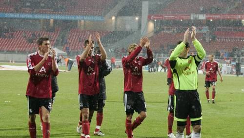 Jung und gut: Stefan Reinartz, Dennis Diekmeier, Marcel Risse bedanken sich bei den Fans für die Unterstützung. Kapitän Raphael Schäfer (vorn) geht voran. Jung und gut: Stefan Reinartz, Dennis Diekmeier, Marcel Risse bedanken sich bei den Fans für die Unterstützung. Kapitän Raphael Schäfer (vorn) geht voran.