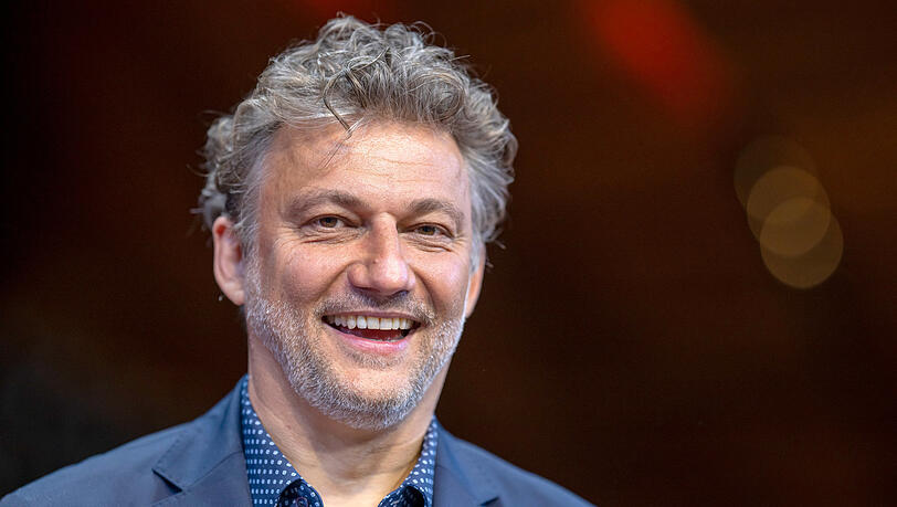 Jonas Kaufmann wurde 1969 in München geboren. Nach einigen Semestern Mathematik begann er 1989 sein Studium an der Hochschule für Musik und Theater München. 1993 debütierte er in Regensburg, seine internationale Karriere begann 2002 mit einem Engagement an der Oper Zürich.