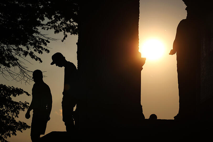 Hotspot auf dem Isarhochufer mit Panoramablick über die halbe Stadt: Am Friedensengel treffen sich abends die jungen Leute.