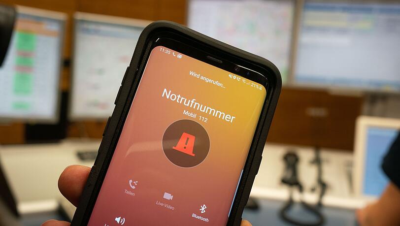 Mittlerweile setzen viele Geräte automatisch einen Notruf ab, wenn sie einen Unfall zu erkennen glauben (Symbolbild).