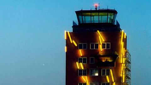 &bdquo;Die Verwandlung&ldquo; hieß die temporäre Leucht-Installation am alten Flughafen-Tower von Chema Alvargonzález im Rahmen der &bdquo;Kunstprojekte Riem&ldquo; im Jahr 2000. Jetzt soll wieder spektakuläre Kunst nach Riem kommen &ndash; aber dann auch auf Dauer dort bleiben.